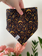Charger l'image dans la galerie, Preloved Halloween Bandana (12”)