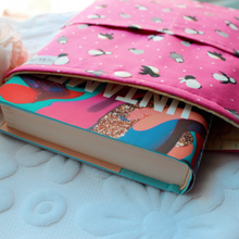 Charger l'image dans la galerie, Love & Penguins Book Sleeve (Medium)