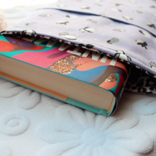 Charger l'image dans la galerie, Penguin Paradise Book Sleeve (Medium)