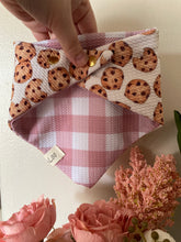 Charger l'image dans la galerie, Preloved Cookies Bandana (14-15”)
