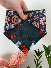 Charger l'image dans la galerie, Preloved Halloween Pumpkin Bandana (12”)

